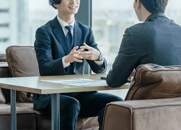会議室で男性二人が話している様子