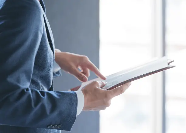 資料を読み込んでいる人の様子