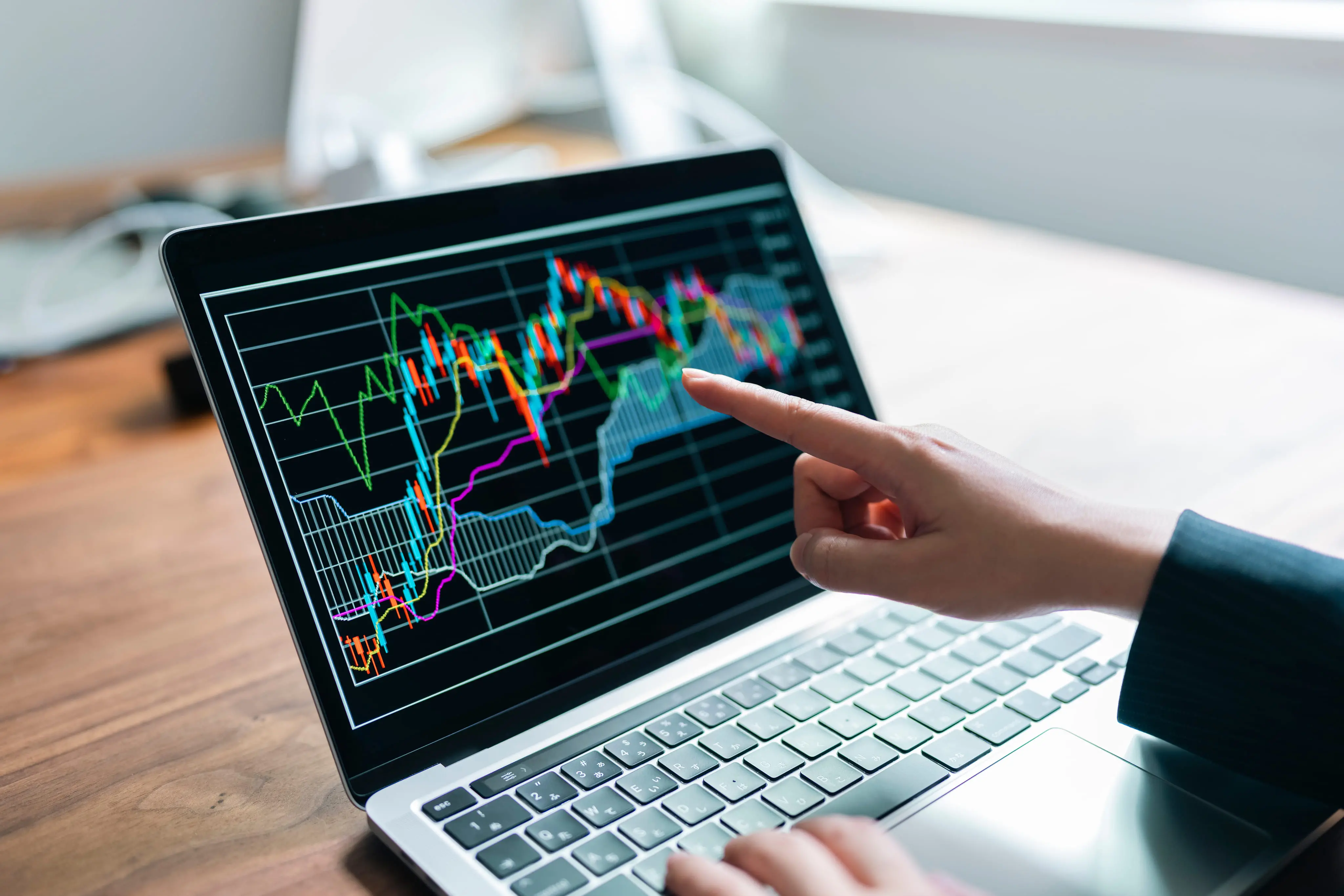 チャート分析画面を映すノートパソコン