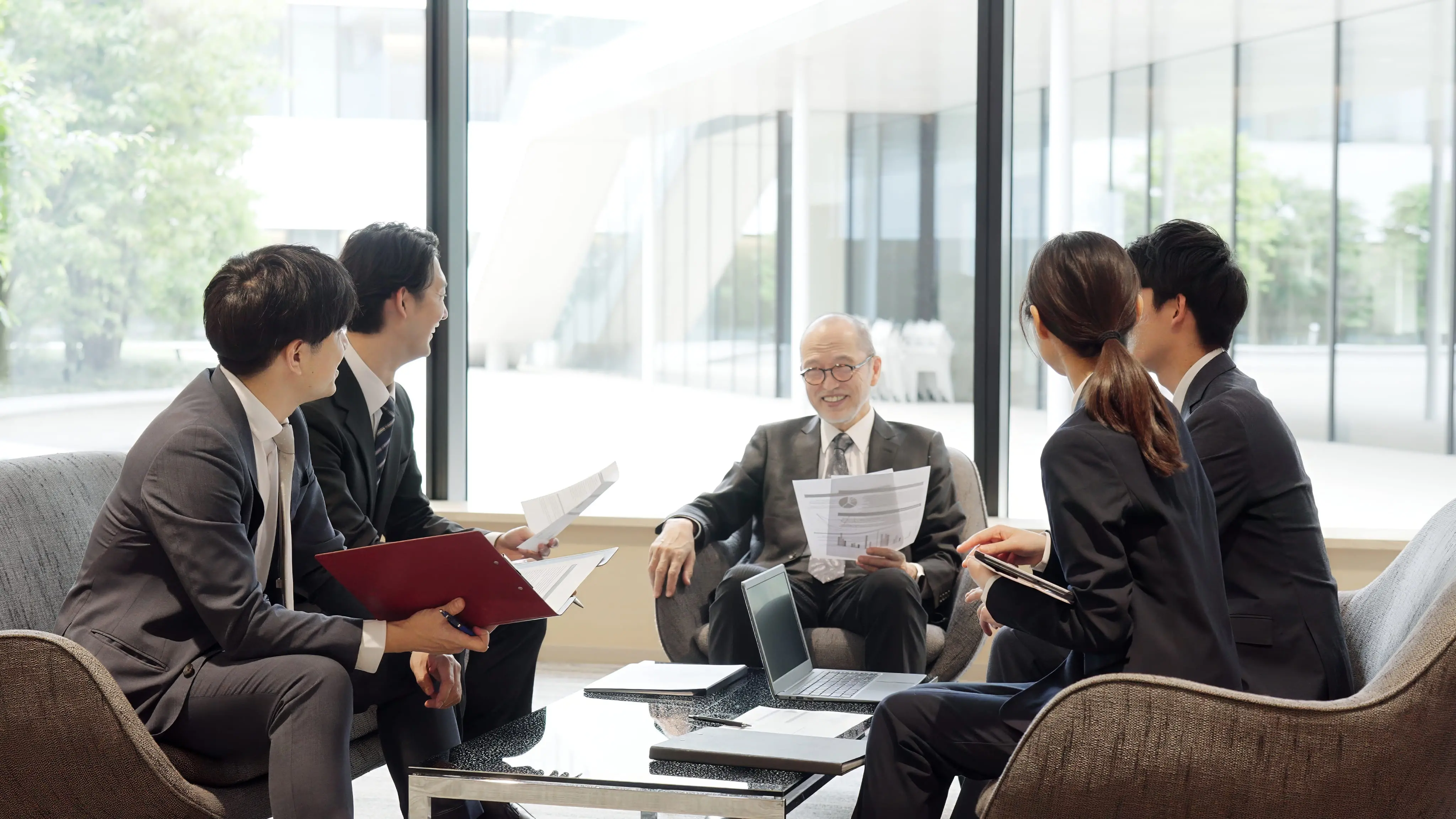 会議室でミーティングをするビジネスパーソン