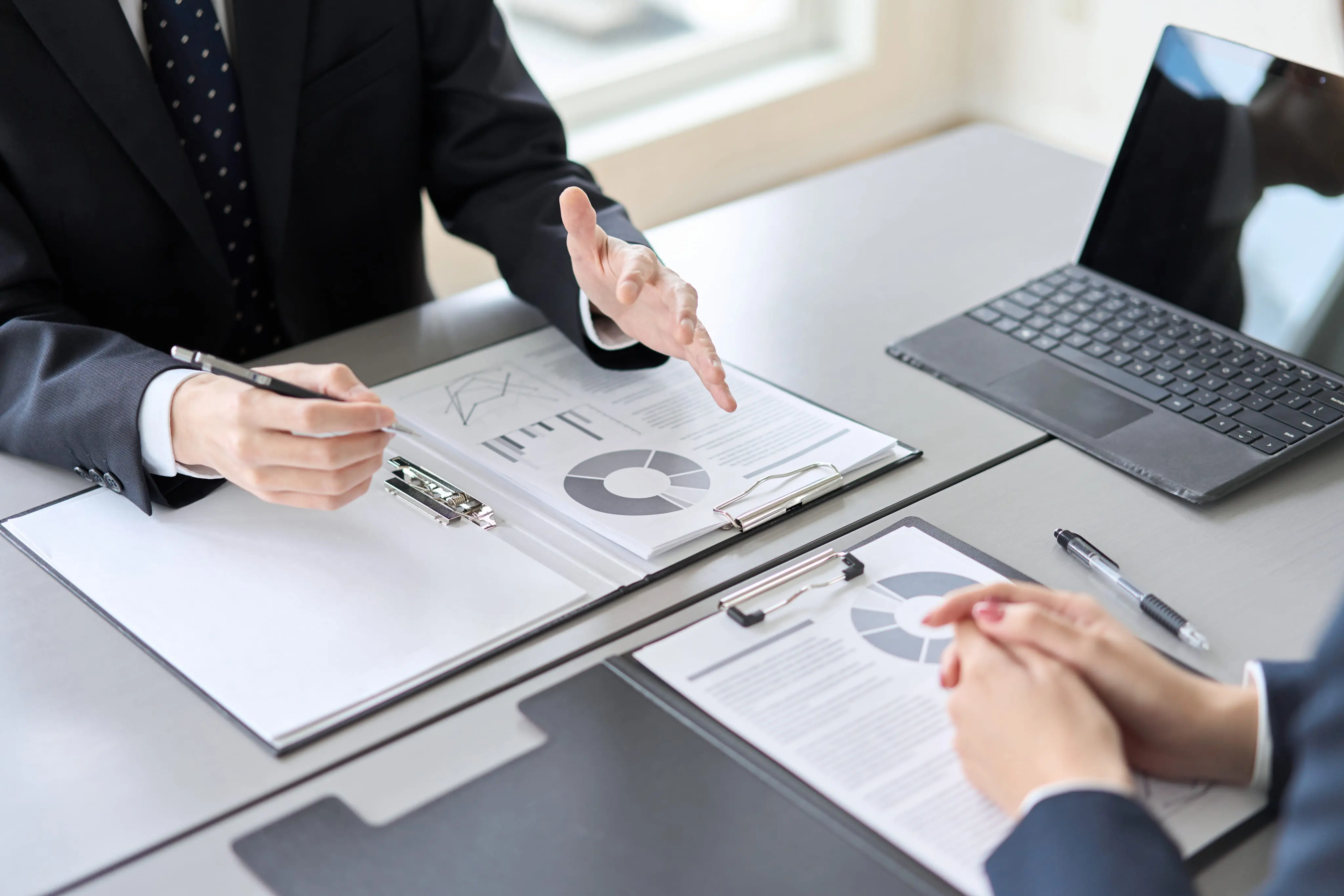 デスクで資料を確認している様子